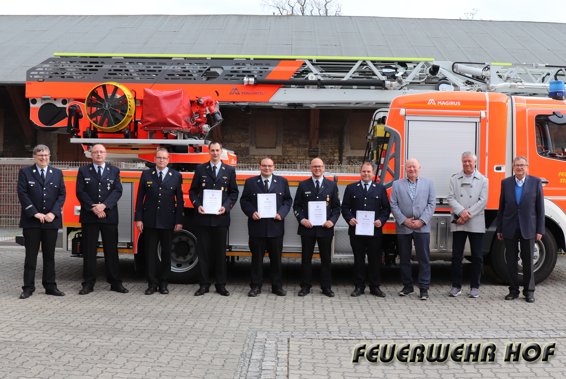 Die geehrten Kameraden mit dem Kommando und Vertretern des Feuerwehrbeirats.