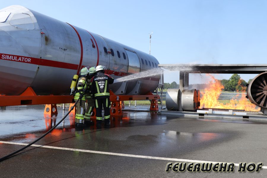 Atemschutzfortbildung - Flugzeugbrandbekämpfung am Airport Hof 2023