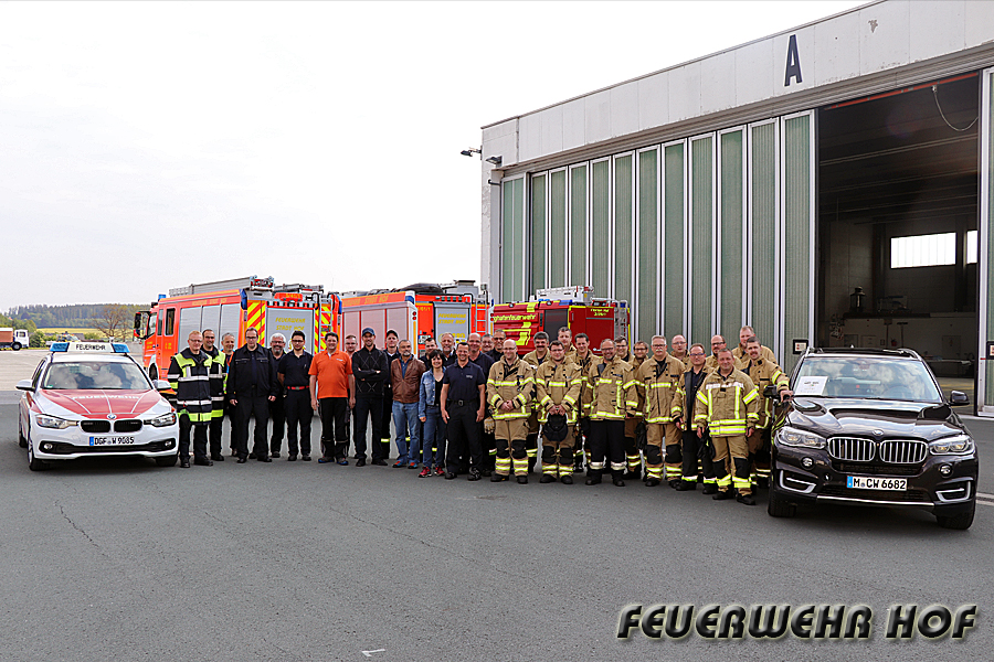 Alle Teilnehmer der FF Hof, der Flughafenfeuerwehr Hof sowie der BMW Group zum gemeinsamen Gruppenfoto